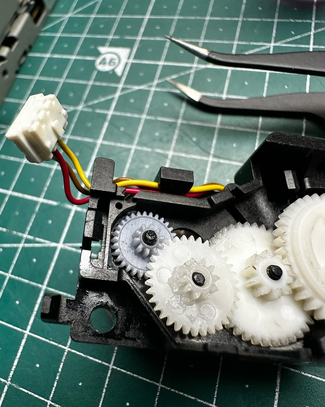 Sostituzione ingranaggio danneggiato nel floppy drive